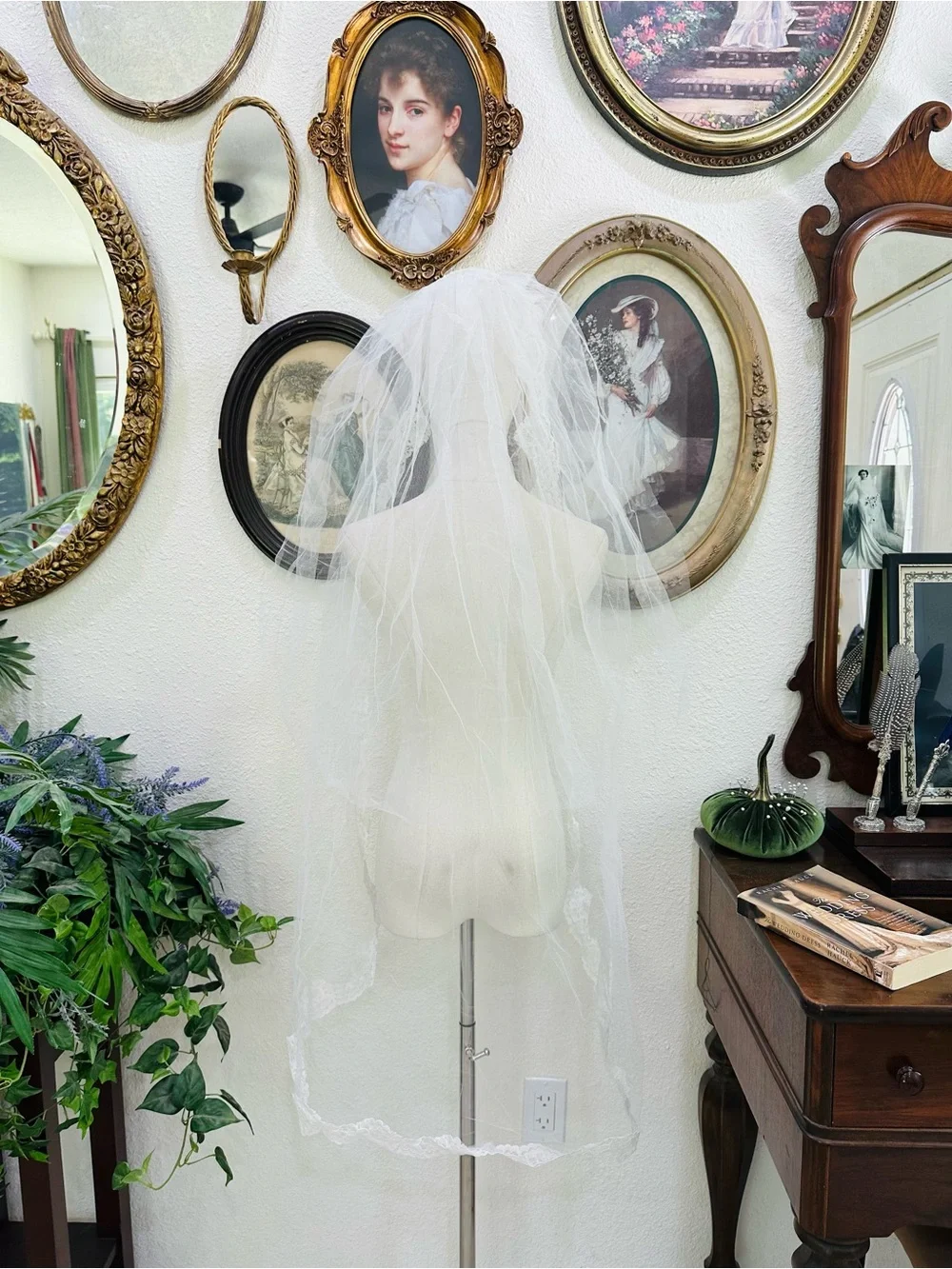 Classic White Lace Bridal Veil with Scalloped Edging